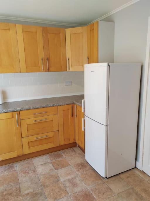 Cosy Brighouse 3 Bed House-Great For Contractors Apartment Exterior foto