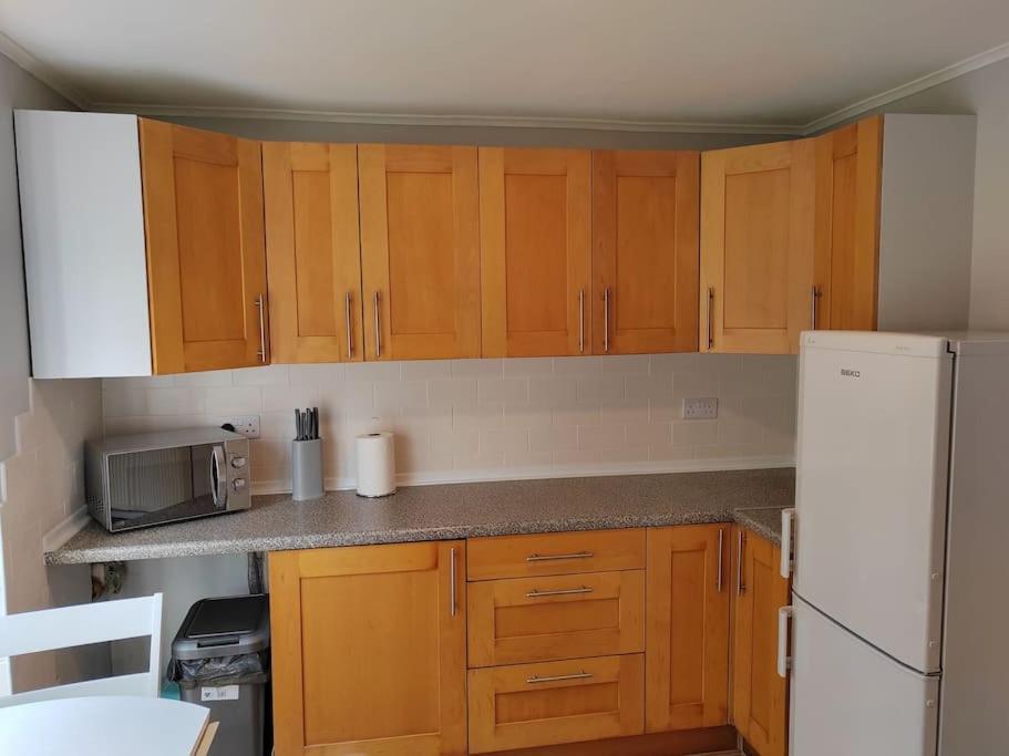 Cosy Brighouse 3 Bed House-Great For Contractors Apartment Exterior foto