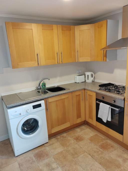 Cosy Brighouse 3 Bed House-Great For Contractors Apartment Exterior foto
