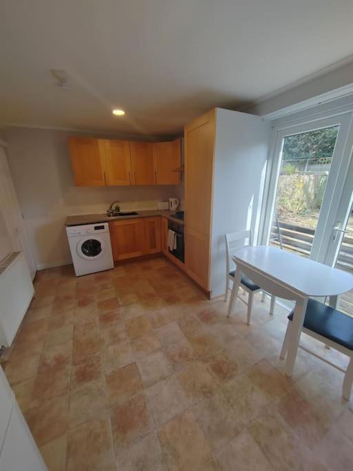 Cosy Brighouse 3 Bed House-Great For Contractors Apartment Exterior foto